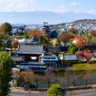 外堀を隔てて太鼓門、黒門、天守
