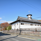 兎川寺（左）と旧山辺学校