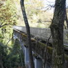 橋を渡って松尾城へ