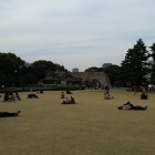 江戸城跡　芝生でくつろぐ人々