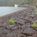 徳山ロックフィルダム湖水とロック