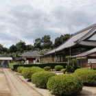 天倫寺境内、奥が荒隈城跡本城方向