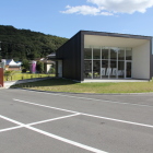 造山古墳ビジターセンターと駐車場