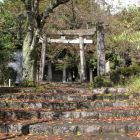 武山神社鳥居と七人塚標柱