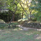 本丸中仕切門跡とモミジ