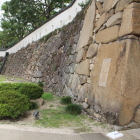 不明門北側の巨石石垣と白土塀