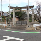 南道路側に八幡神社鳥居と城名標柱