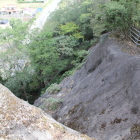 細尾根道の北側の崖岩、竪堀？