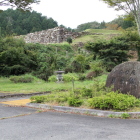 戦国の庭歴史館碑と館跡の石垣を見上げる