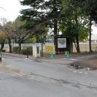勝倉小学校校門と解説板の位置