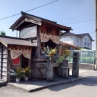 近くに建つ小さな祠