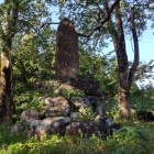 ⑥	本丸にある松尾城の石碑