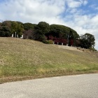 山麓南側　下から見た復元された土塁