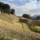 山麓南側　復元された土塁・堀