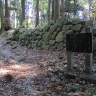 三の丸門跡に残る石垣、手前右手には更に定番スポットの石垣が続く