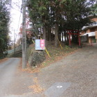 右手にホテル、前に神社、道路奥左が入口