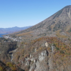 右にそびえるのは男体山