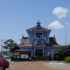 鶴岡警察署庁舎　色がケバイ