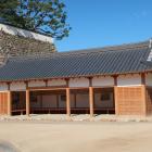 休憩所として再現された供腰掛。内部に岡山城の絵図や説明パネルあり