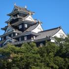 廊下門前から仰ぐ天守