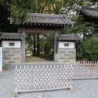 報佛寺山門と城名石碑、左右は土塁