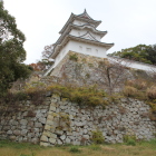 坤櫓南西下より２段城石塁と共に