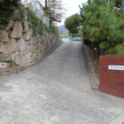 同左校門と西側の石垣と車道