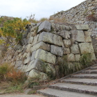 二の丸登り虎口の登り石垣下端