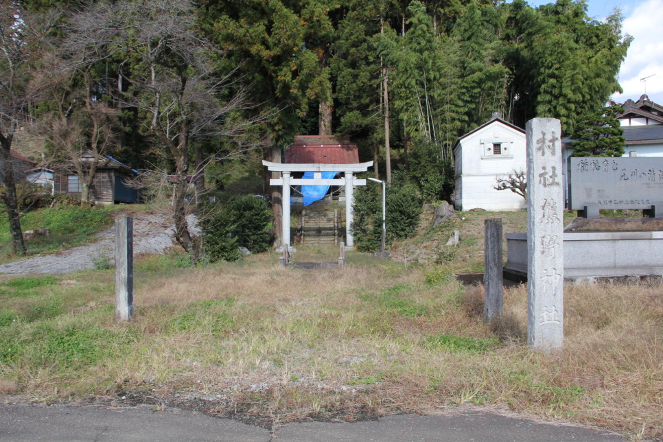 熊野神社鳥居と左に駐車場