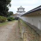 坤櫓より白土塀を入れて眺める