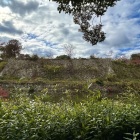 桜堀と本丸北側の石垣