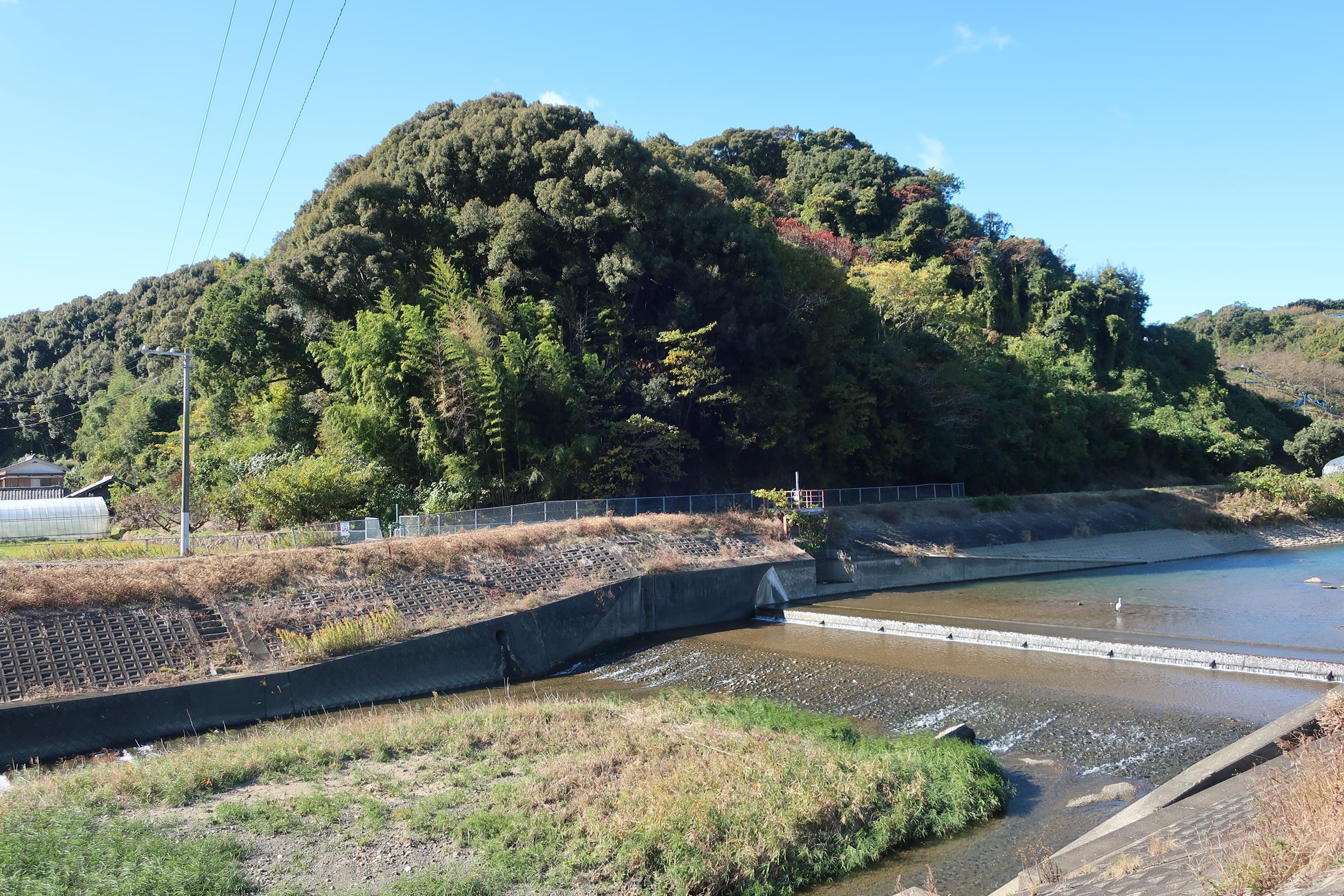 芳養川越しの峰山城