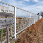この看板と白い柵が目印です