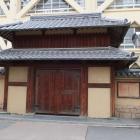 茨木小学校前の復元櫓門