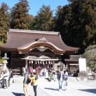 小国神社拝殿前の賑わい