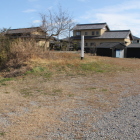 微高地に立つ標柱