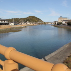 仙台河岸近くの萩間川、湊橋、相良港方向を眺める