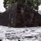 常盤橋門と型崩れした雪だるま