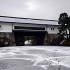 路面が白くなった桜田門