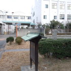洗心洞跡（後ろは造幣局の工場）