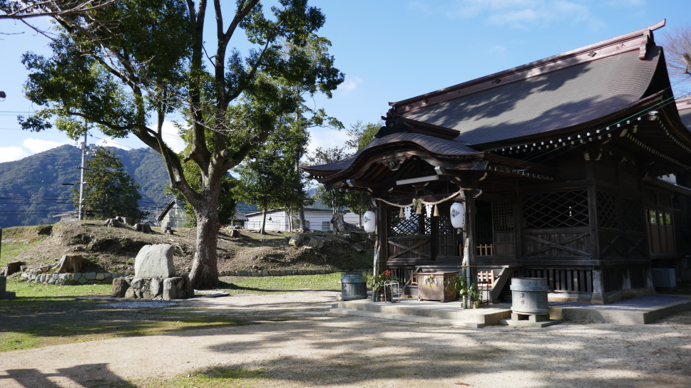 築山神社と築地