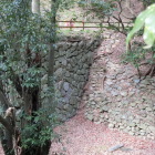 土橋と野面積みの石垣