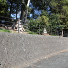 神社前の高さコンクリ壁