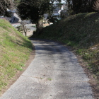 坂道を登って元の屋敷跡地へ虎口の様な構がうれしい下方向