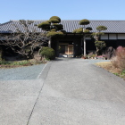 坂道を登って前より長屋門を見る