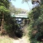 大堀切と緑橋、左手より登城