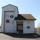 神社東に在る石津公会堂と屋台小屋駐車場