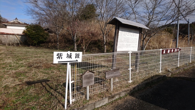 曲がり角の道標と説明板