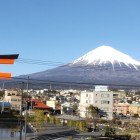⑨	車窓からみた富士山（鳥居は富士宮浅間大社）