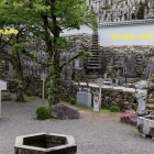 ⑨	西教寺にある光秀と煕子の墓